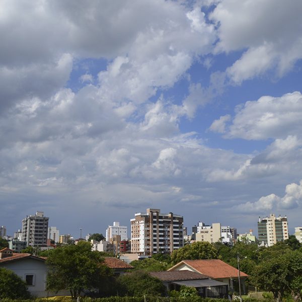 Previsão para o fim de semana aponta calor e chuvas esparsas