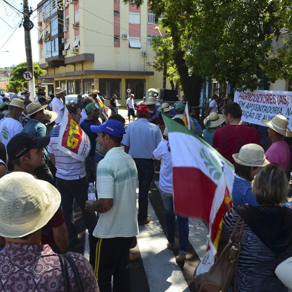 Agricultores vão às ruas contra mudança no INSS