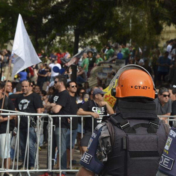 Discussões e confrontos marcam 1º dia de votação