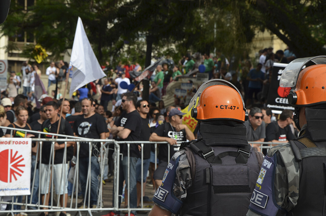 Discussões e confrontos marcam 1º dia de votação