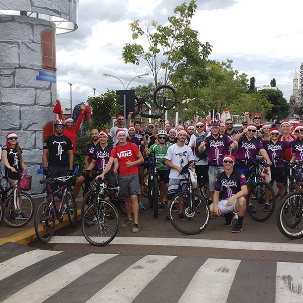 Ciclistas voluntários presenteiam crianças