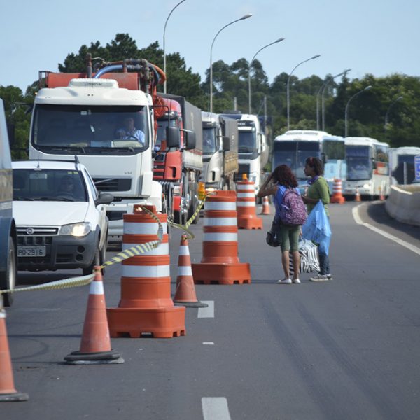 Obra gera engarrafamento na BR-386