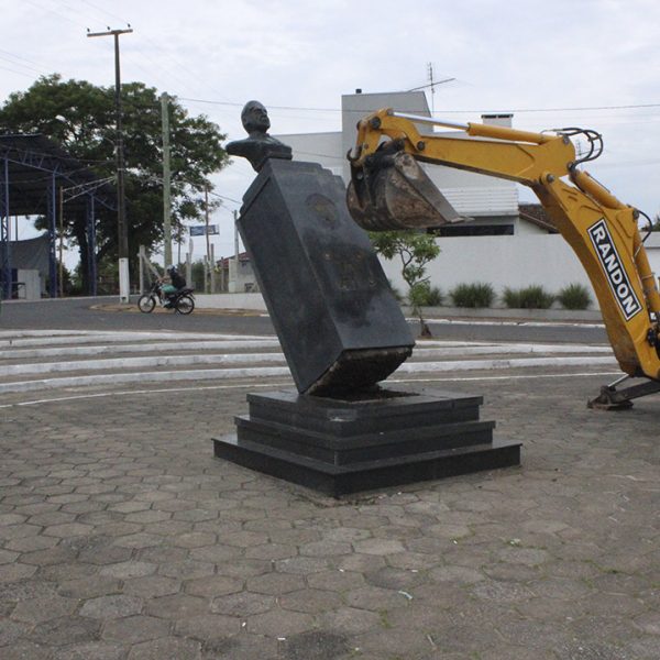 Justiça avalia denúncia sobre derrubada de busto