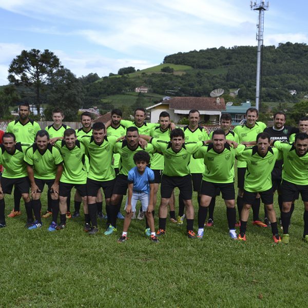 Três equipes dividem a  liderança da competição