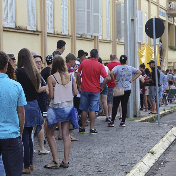 Alunos fazem fila em busca de uma vaga