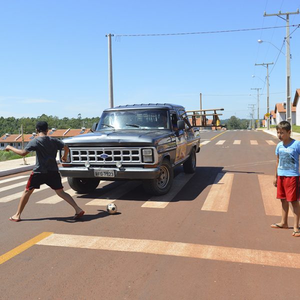 Sem local de lazer, brincadeira é na rua