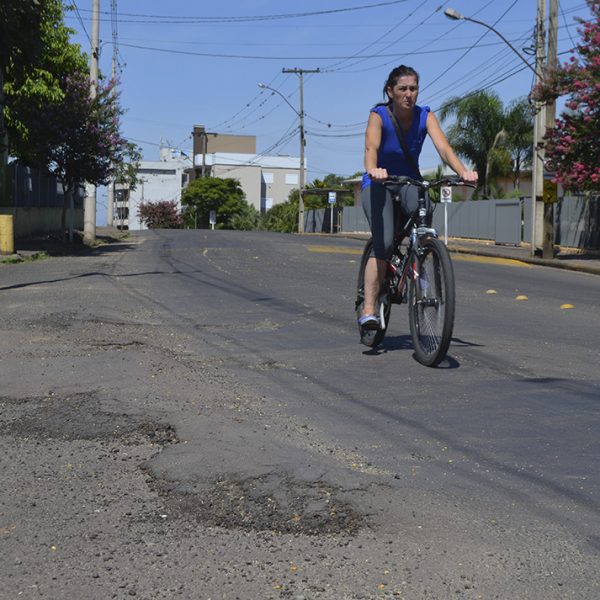 Moradores cobram melhorias na rua após morte de ciclista