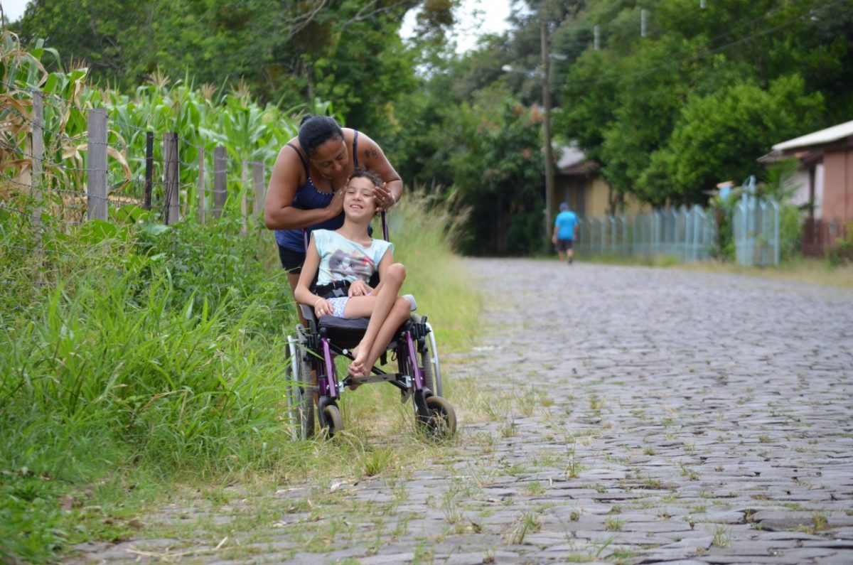 Mãe busca atendimento especial para filha