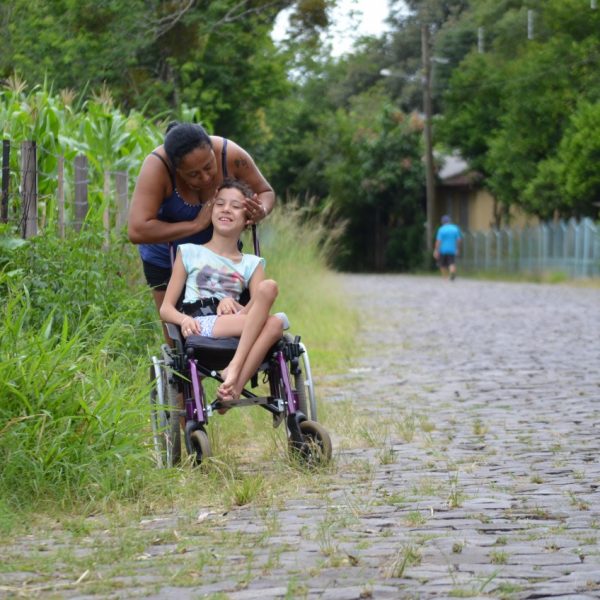 Mãe busca atendimento especial para filha