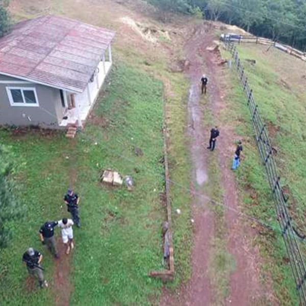 Suspeito de envenenar e atear fogo em mulher é preso em sítio