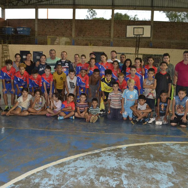 Escolinha ganha ajuda para seguir atividades