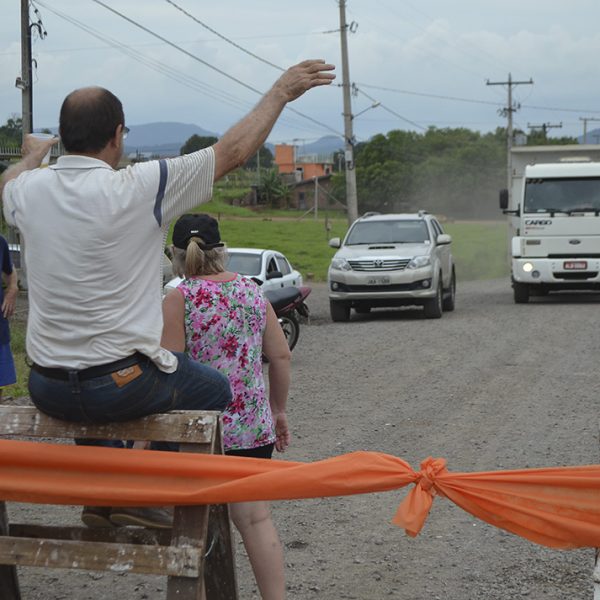 Daer interrompe asfaltamento  e comunidade fecha estrada