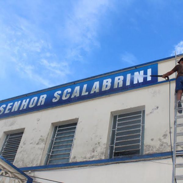 Pais unem esforços para reformar escola