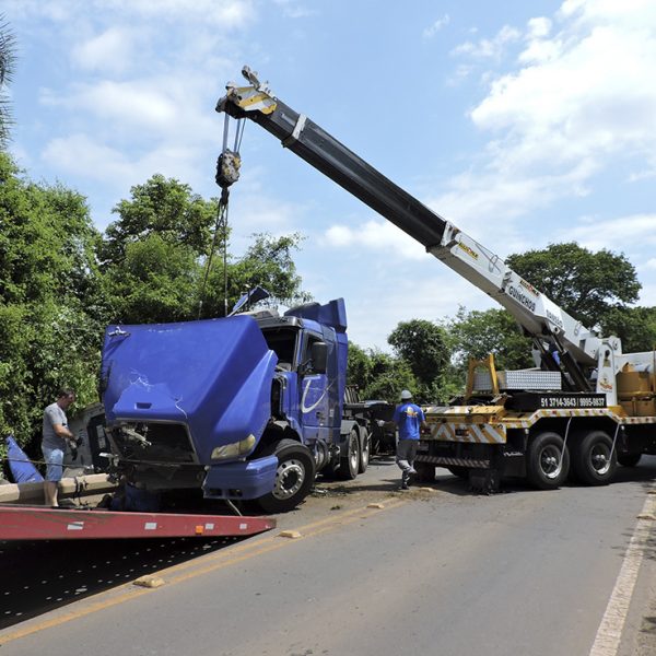 Caminhão carregado de  frango tomba na Via Láctea