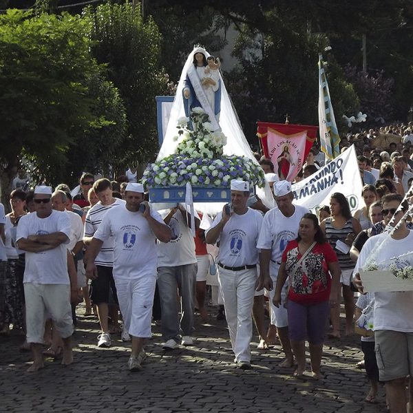 Devotos reverenciam a rainha das águas