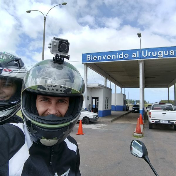 De moto, casal viaja de  Travesseiro a Montevidéu