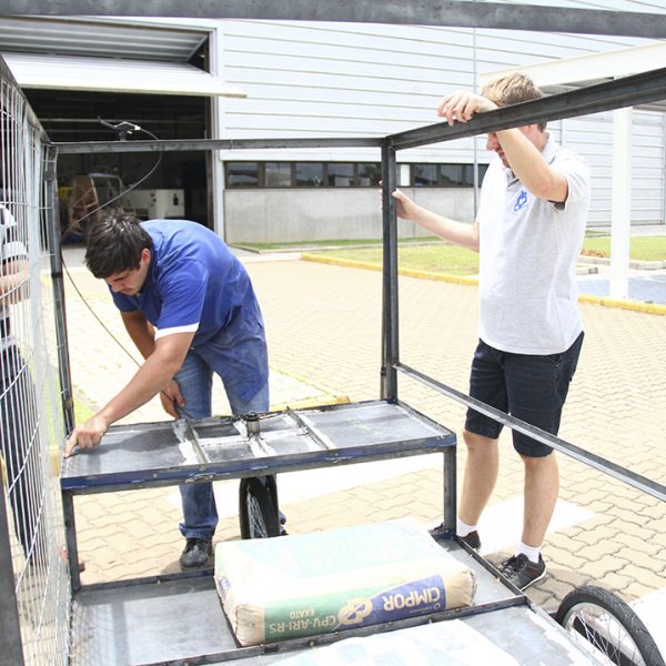 Acadêmicos fabricam carro para coleta