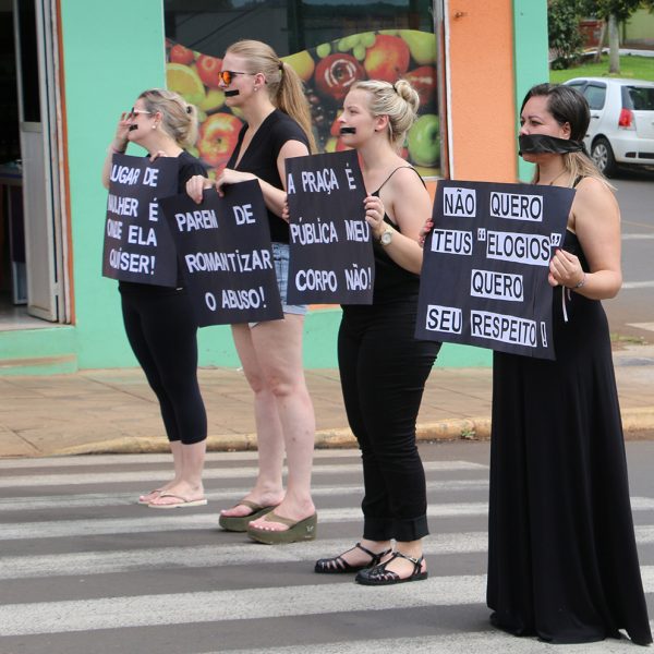 Mordaça estampa  protesto contra violência