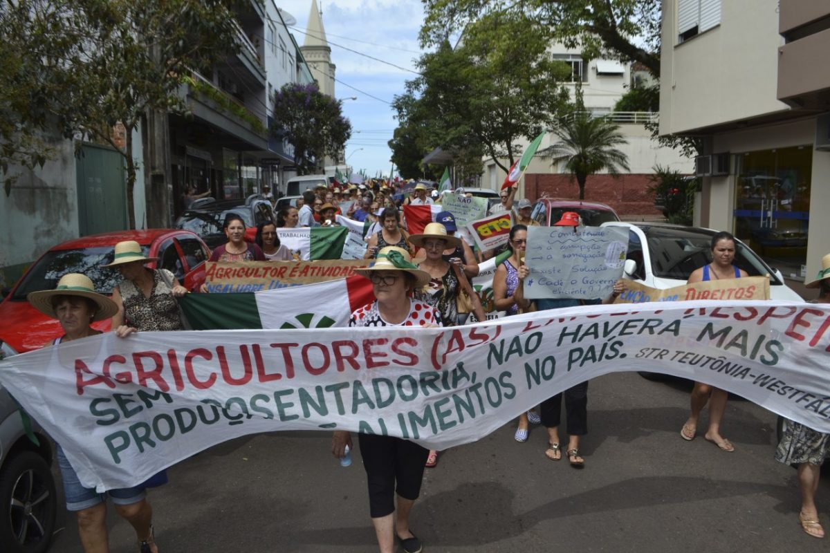 Mulheres lideram marcha contra reforma de Temer