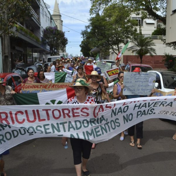 Mulheres lideram marcha contra reforma de Temer