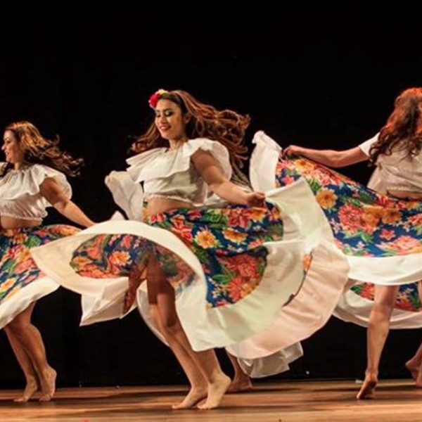 Arte na Praça da Matriz traz música e dança