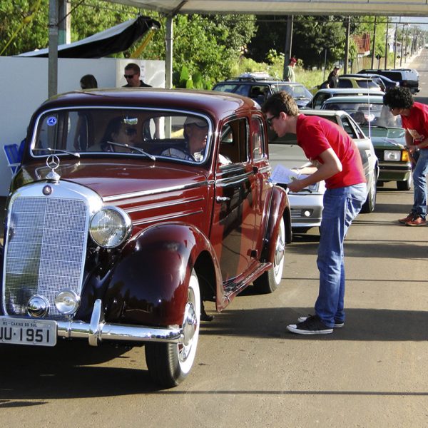 Museu sobre rodas reúne veículos antigos