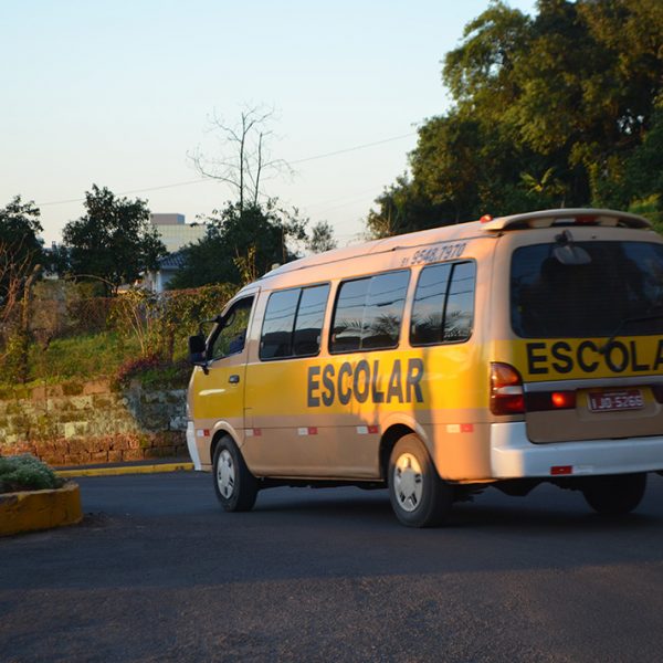 Contrato garante transporte para alunos do Ensino Médio