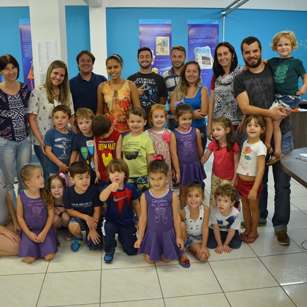 Crianças da escola infantil Caminhos visitam redação