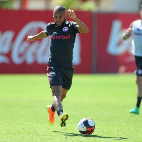 Lateral Carlinhos volta aos treinos