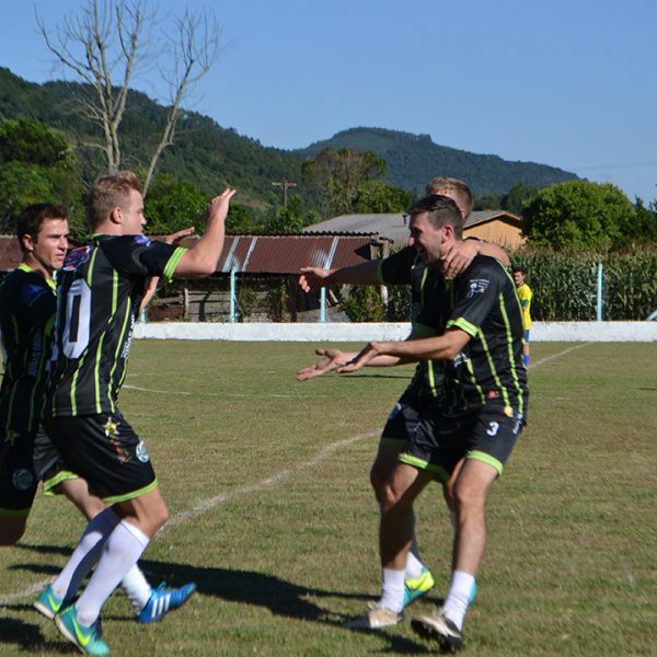 Juventude vence e larga na frente em Roca Sales