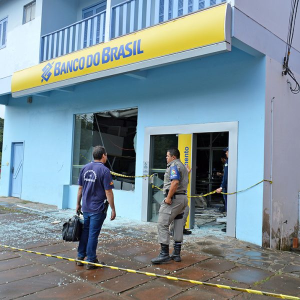 Quadrilha explode banco e troca tiros com a polícia