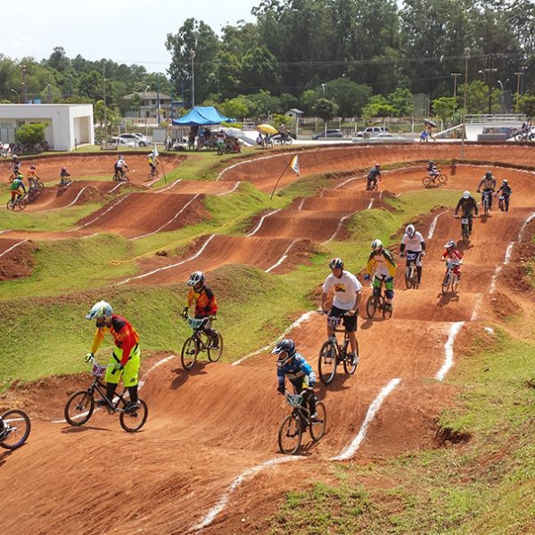 Luta, ciclismo e corrida de  rua movimentam a cidade