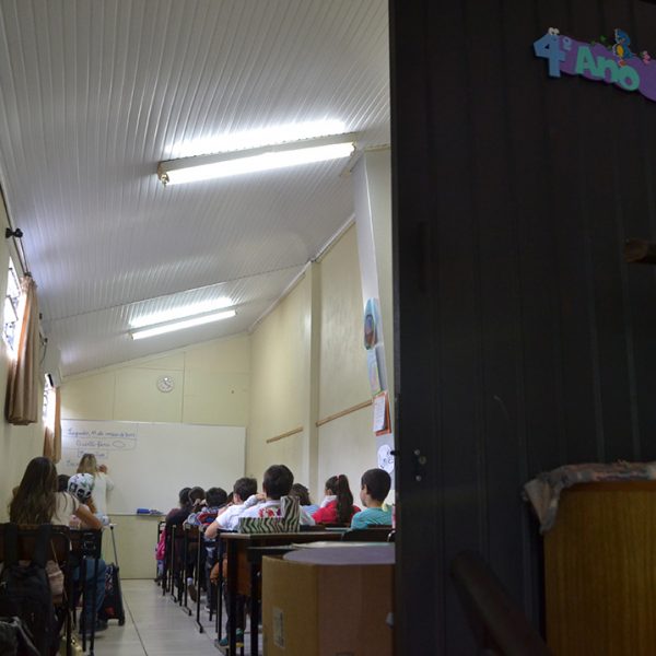 Estudantes têm aulas em sala improvisada faz mais de 2 anos