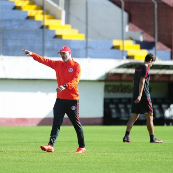 Zago treina equipe  para estreia na Série B