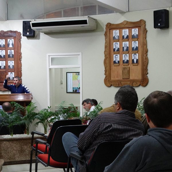 Vereadores cobram melhorias no asfalto