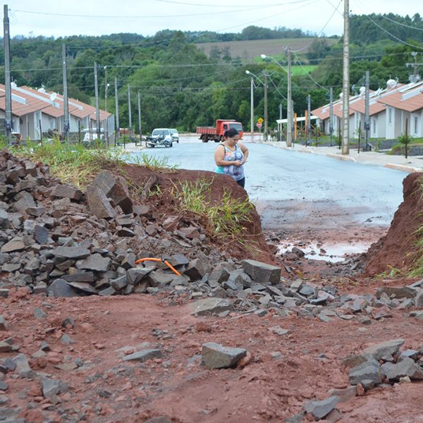 Chuva torrencial alaga ruas e invade casas