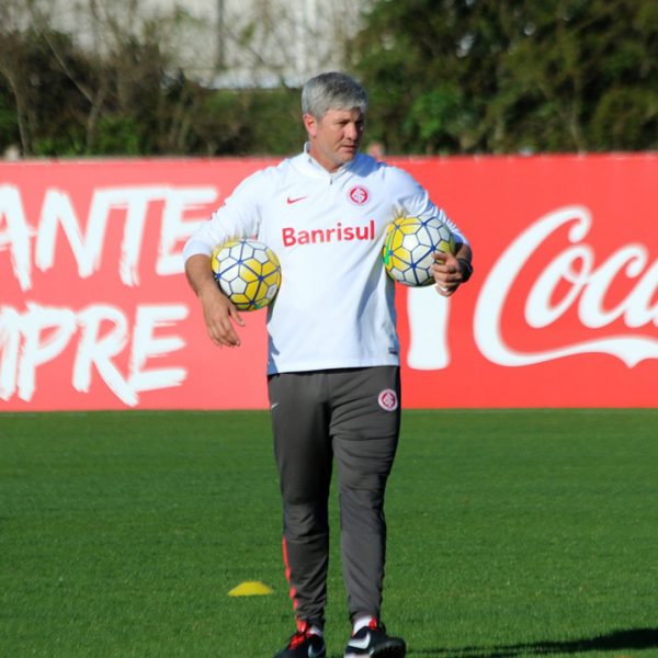 Auxiliar comanda o  time pela Copa do Brasil