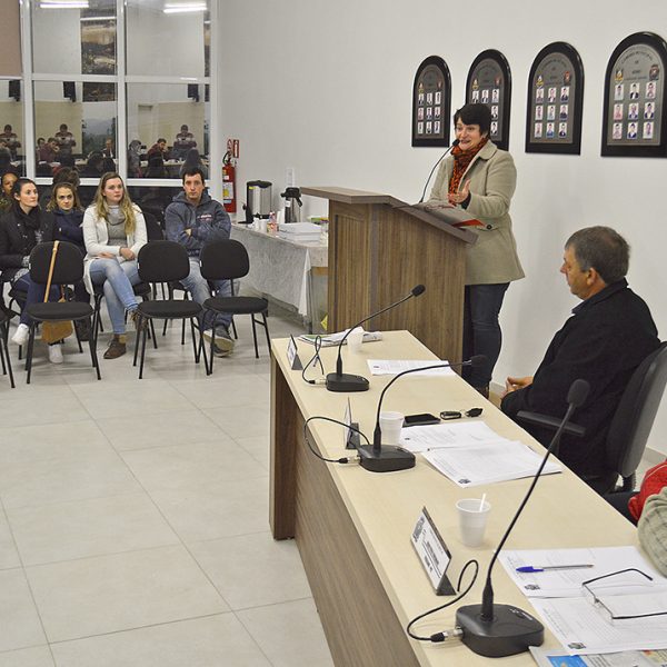 Escola pede ajuda para concluir quadra