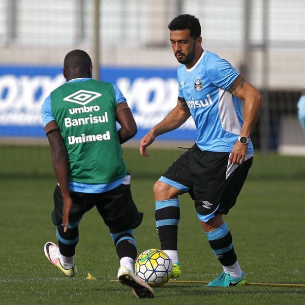 Maicon está fora da estreia no Brasileirão