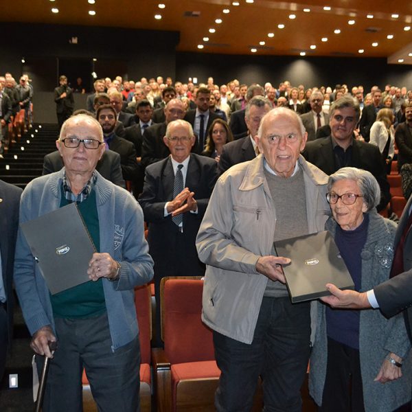 Dália presta homenagens e lança livro sobre os 70 anos