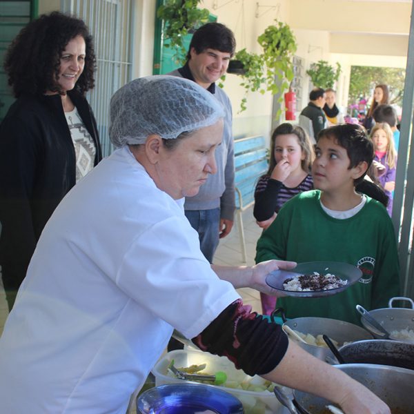 Turno integral atende cerca de 600 alunos