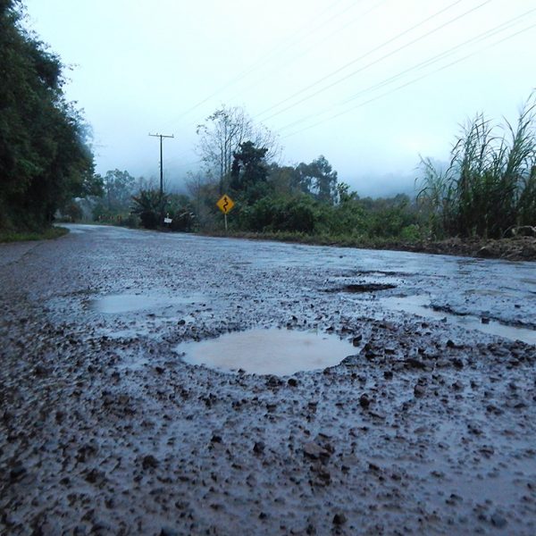 Buracos e falta de sinalização desafiam motoristas