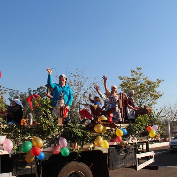 Desfile homenageia história e formação da identidade local