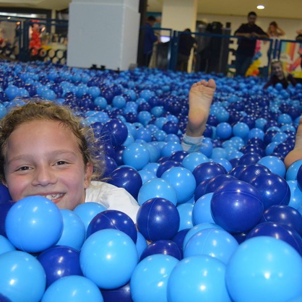 Piscina de bolinhas gigante atrai crianças