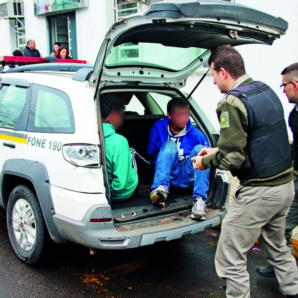 Polícia prende cinco criminosos após tentativa de assalto