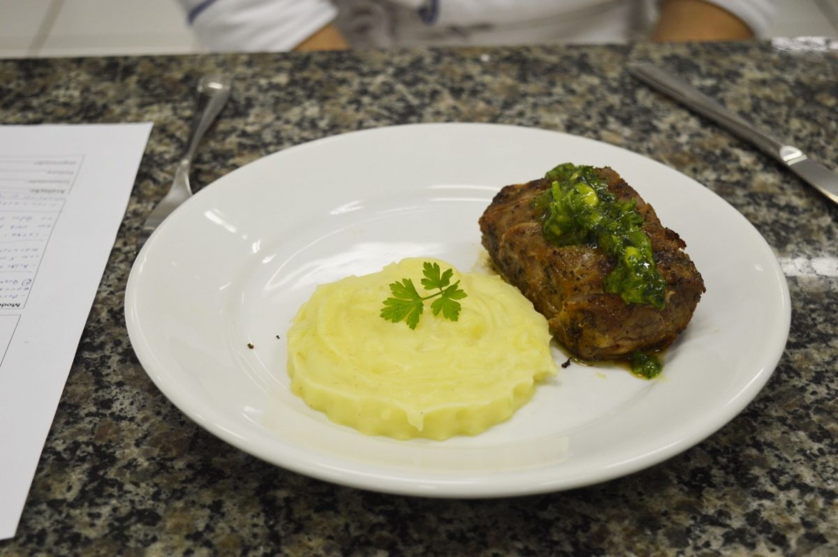 Carne de rês com molho verde e purê de batatas