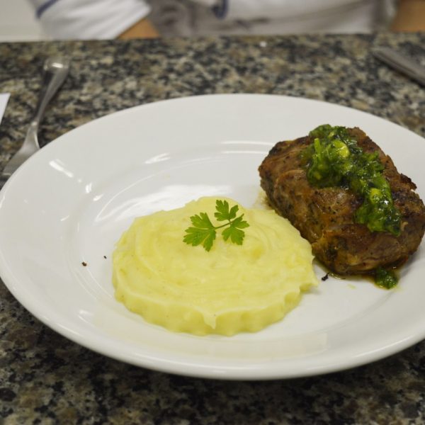 Carne de rês com molho verde e purê de batatas