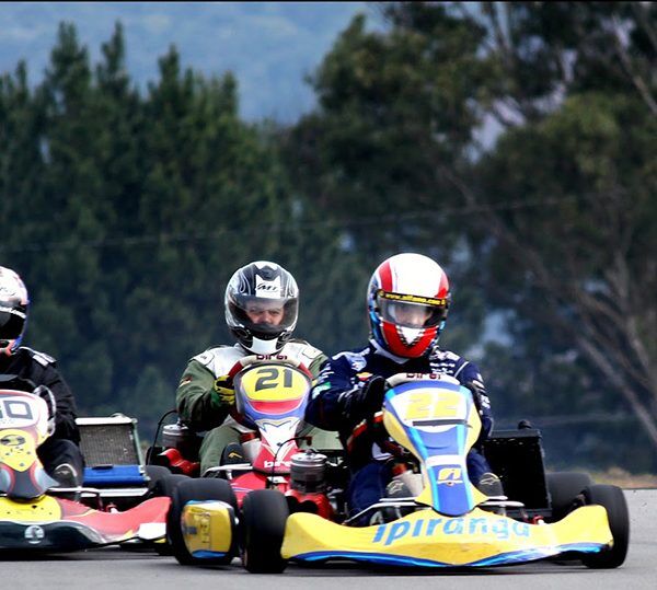 Karts tomam as ruas da cidade