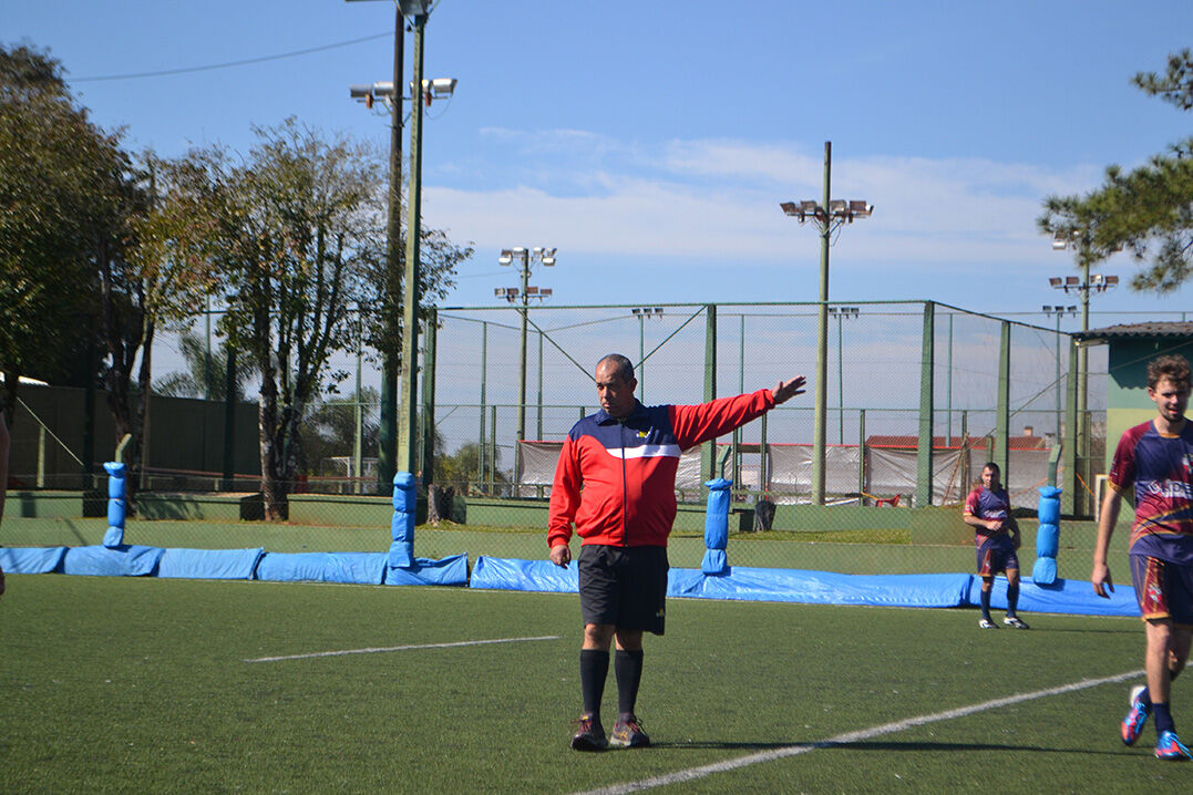 Tiroteio a Partir Do Auge De Um Jogo De Futebol Num Terreno