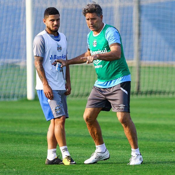 Renato faz mistério sobre time titular